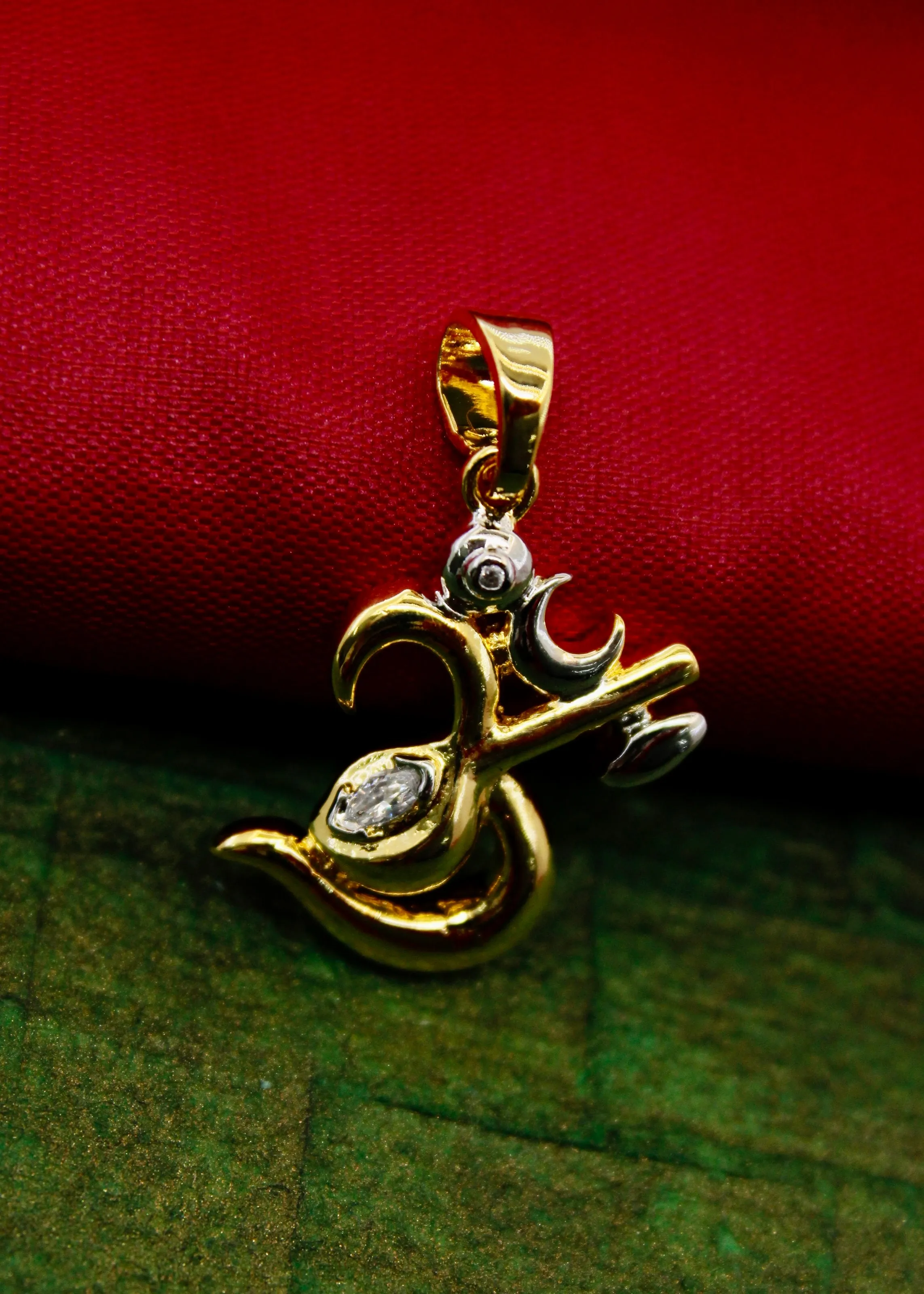 ALLURING OM DESIGNER PENDANT