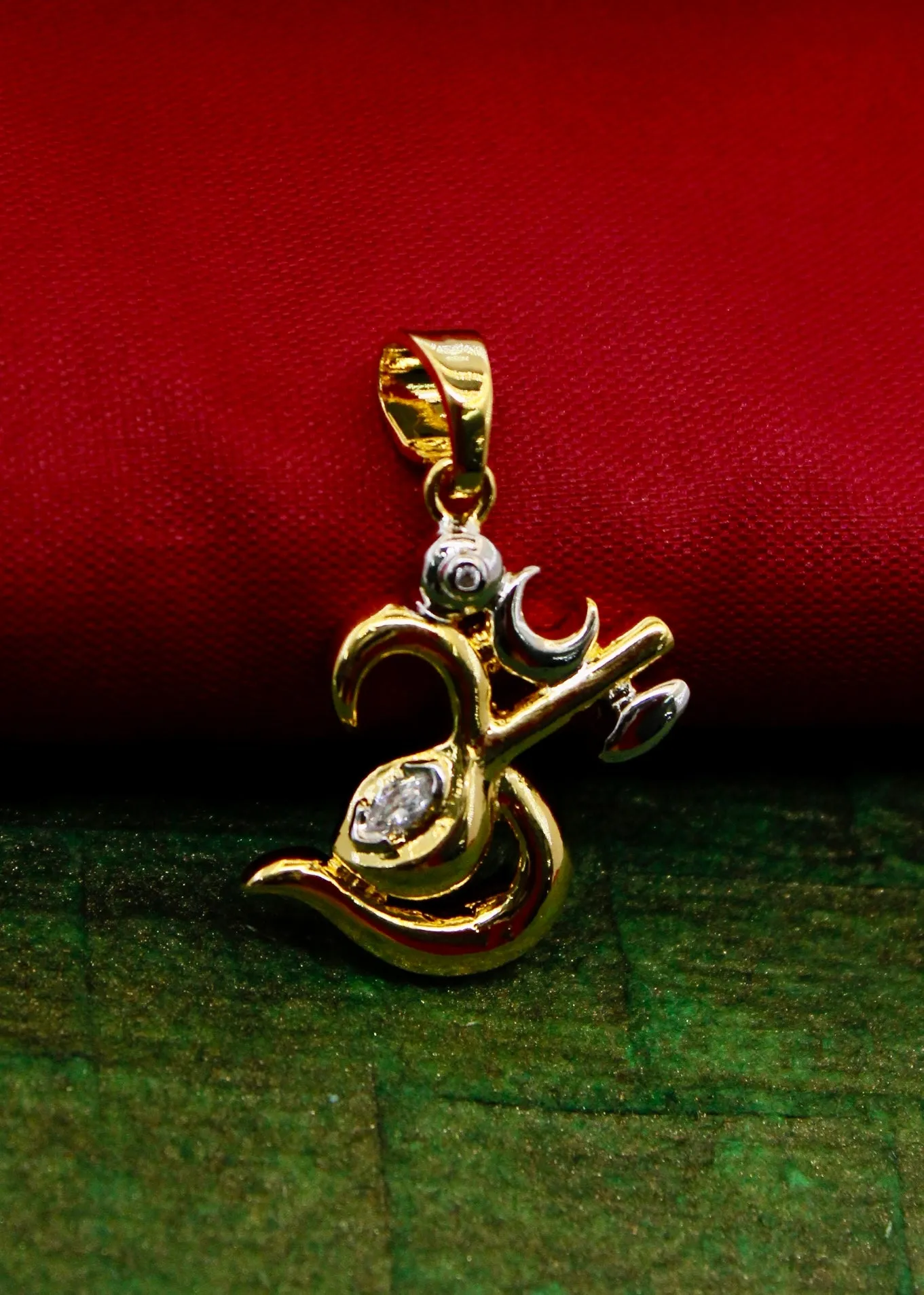 ALLURING OM DESIGNER PENDANT