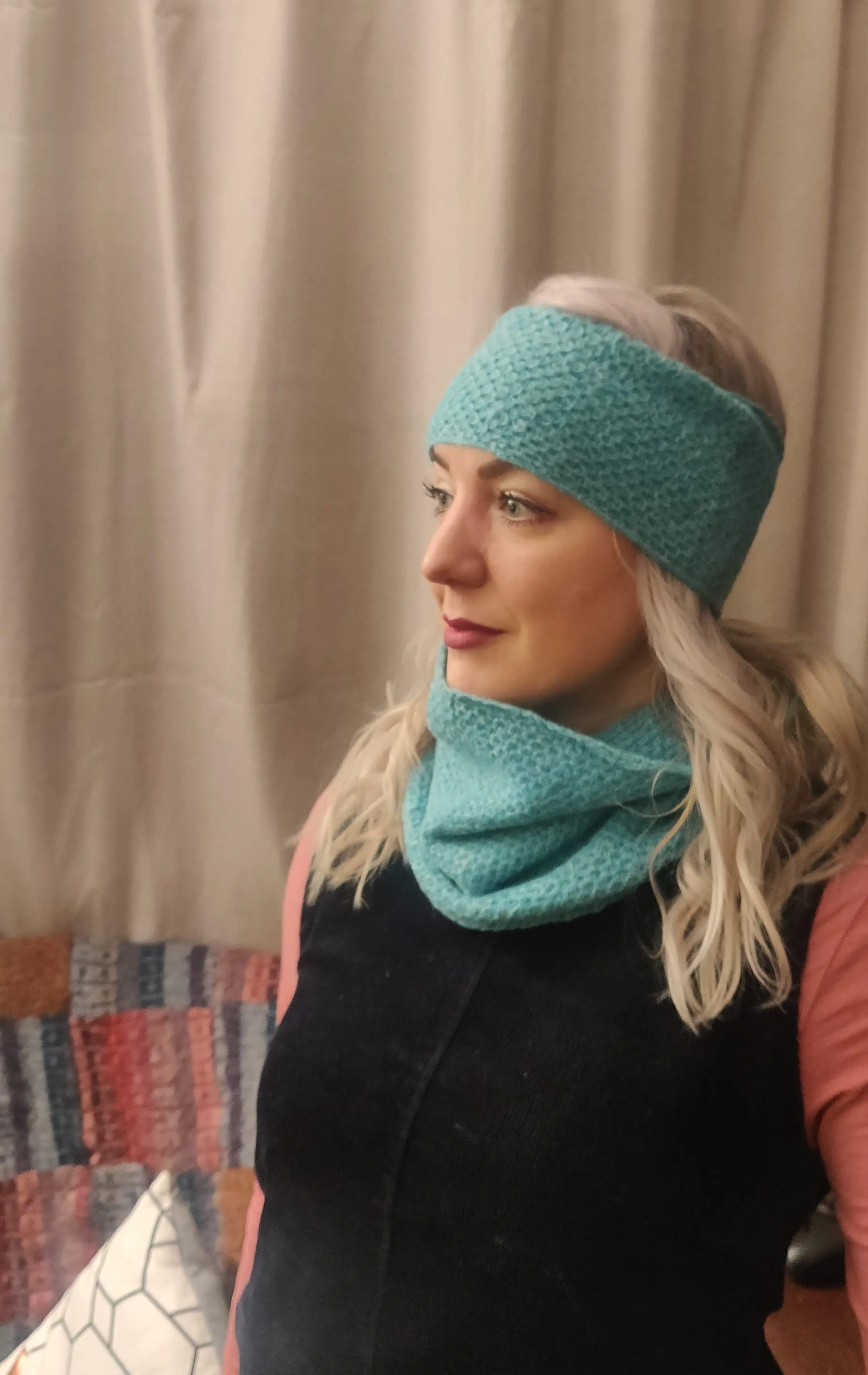 Annie Glue Textured Snood in Aqua