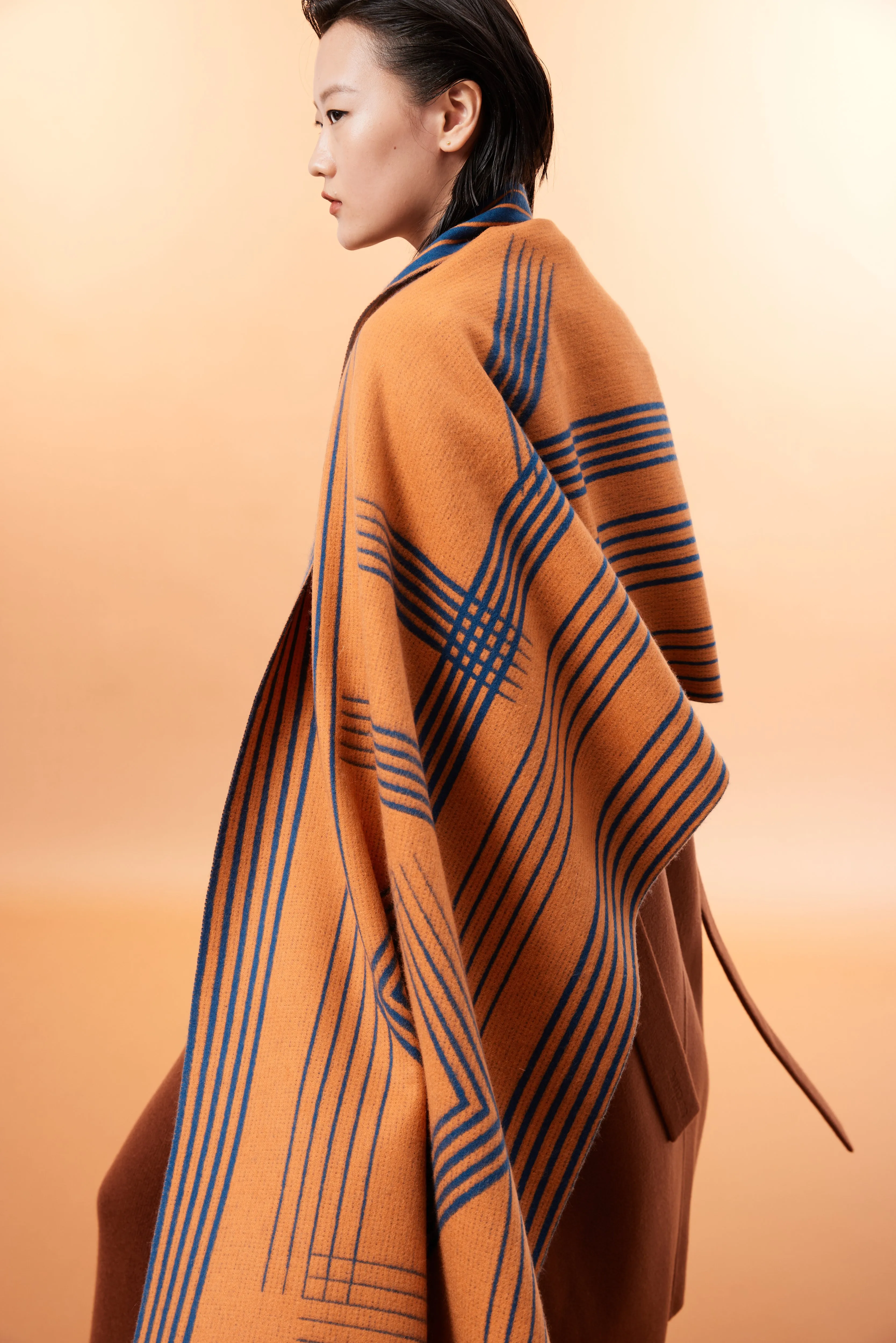 Two-sided jacquard cashmere shawl